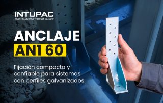 Mano sosteniendo el Anclaje AN1-60 junto a estructura de perfiles galvanizados INTUPAC