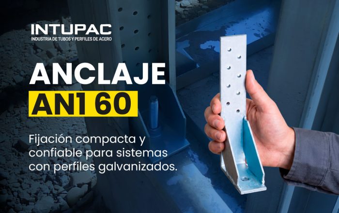 Mano sosteniendo el Anclaje AN1-60 junto a estructura de perfiles galvanizados INTUPAC