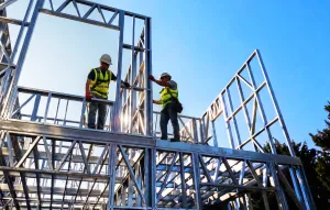 Trabajadores revisando la construcción en terreno INTUPAC San Joaquín