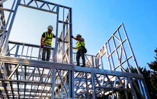Trabajadores revisando la construcción en terreno INTUPAC San Joaquín