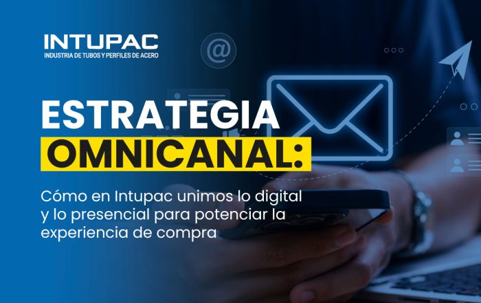Persona usando celular con íconos de mensajería digital, estrategia omnicanal Intupac
