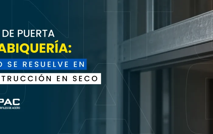 Vano de puerta con marco metálico y montantes reforzados en un tabique de construcción en seco